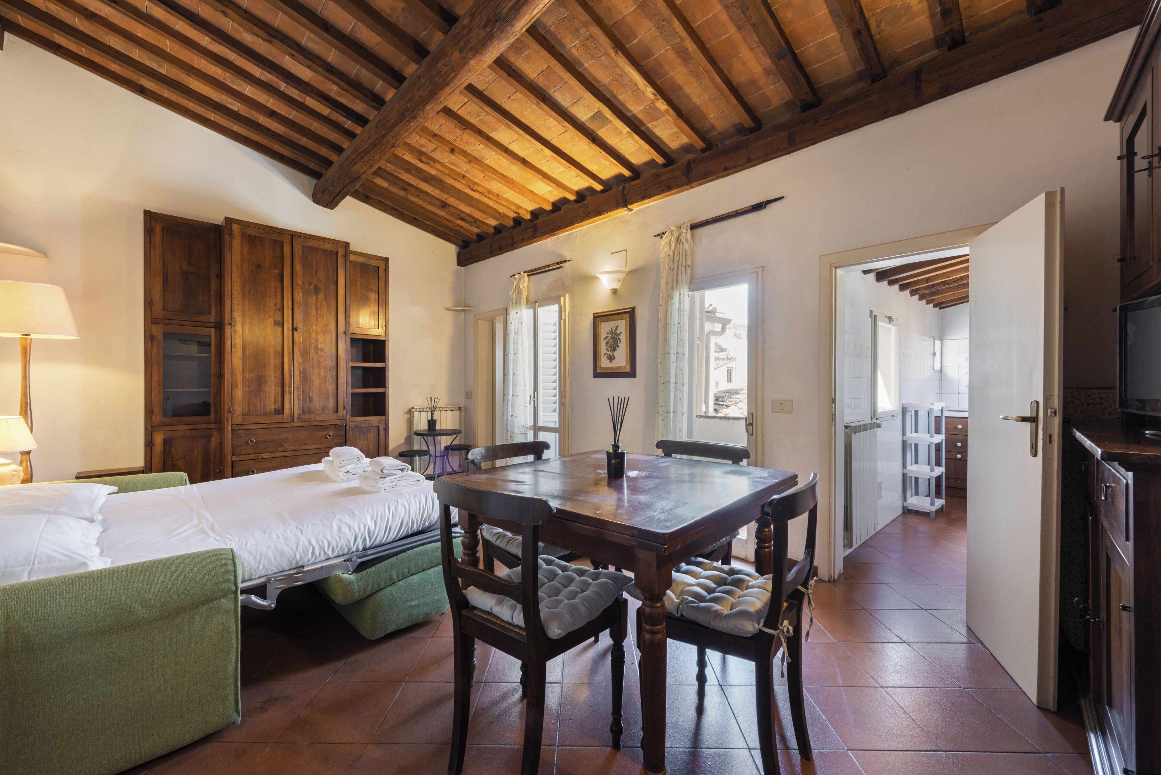 Classic Studio | Living area | Flat-screen TV
