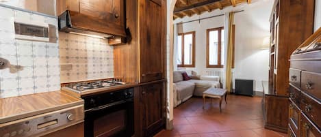 Appartamento Classic | Cucina privata | Frigorifero, piano cottura, pentole/stoviglie/utensili