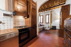 Refrigerador, placa de cocina, utensilios de cocina