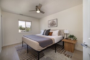 4 bedrooms, desk, free WiFi, bed sheets