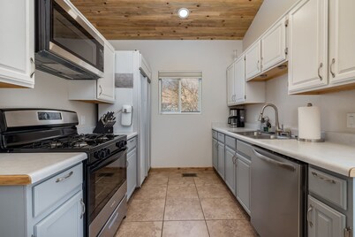 FRUITOPIA! Your 4 bedroom, 2 bath adventure basecamp in downtown Fruita CO