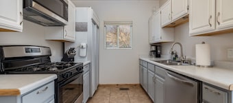 FRUITOPIA! Your 4 bedroom, 2 bath adventure basecamp in downtown Fruita CO