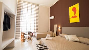 Suite Studio Familiale, balcon, vue ville | Bureau, lits bébé (en supplément), Wi-Fi gratuit, draps fournis