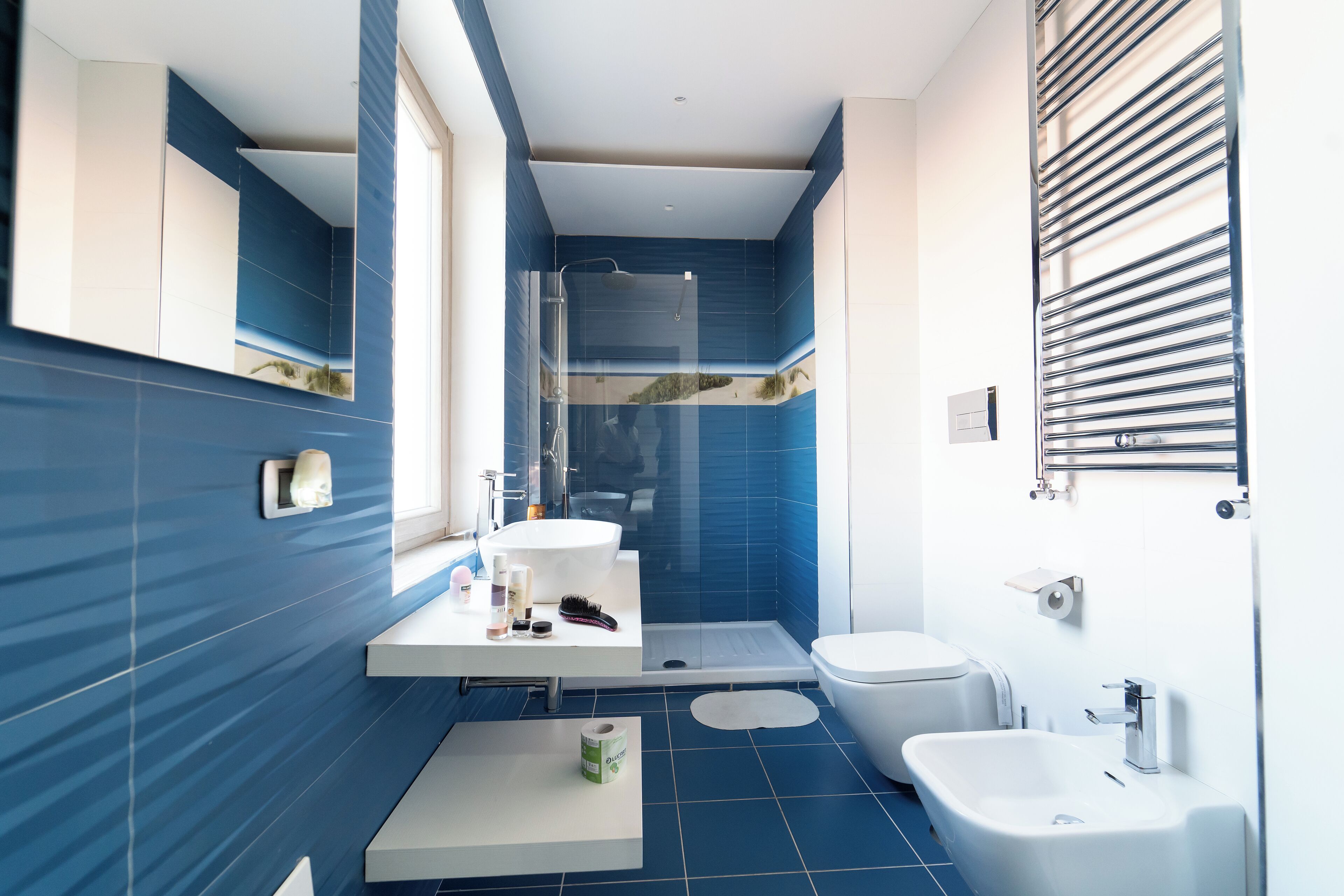 Chambre Triple Deluxe, vue ville, dans les dépendances (Piazza Mercato 45) | Salle de bain | Douche, articles de toilette gratuits, sèche-cheveux