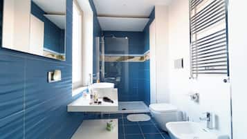 Chambre Triple Deluxe, vue ville, dans les dépendances (Piazza Mercato 45) | Salle de bain | Douche, articles de toilette gratuits, sÚche-cheveux