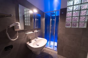 Shower, free toiletries, hair dryer, towels - H.R. BOUTIQUE PORTO NAPOLI CENTRO by ClaPa Group Dislocated Hospitality (Naples)