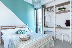 Habitación estándar, vistas al mar, en edificio anexo (Via A. De Gasperi 55) | Escritorio, cunas (de pago), wifi gratis y ropa de cama