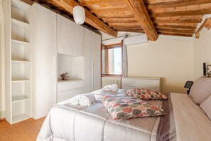 2 bedrooms, desk, free WiFi, bed sheets