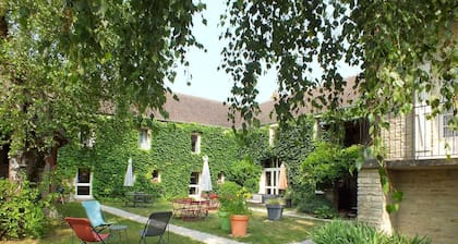 Maison d'HĂŽtes de charme dans une ferme du XIIIe siĂšcle en Bourgogne