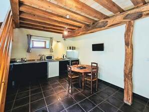 Kühlschrank, Mikrowelle, Ofen, Wasserkocher mit Kaffee-/Teezubehör