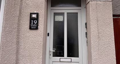 Central 4 Bed House - Sleeps 8 & Free Parking