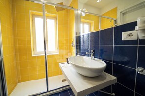 Chambre Standard, dans les dépendances (Vico Giardinetto) | Salle de bain