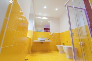 Ducha, artículos de tocador gratuitos, secador de pelo, toallas