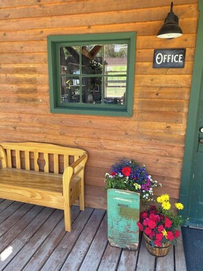 Terrace/patio - Lone Wolf Cabin At Mountain River Ranch (Ririe)