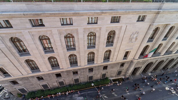 A large building with multiple floors, arched windows, and balconies. - P.C. BOUTIQUE DE GASPERI by ClaPa Group Dislocated Hospitality (Naples)