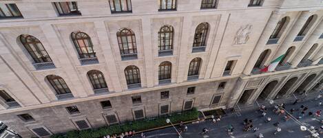 Escrivaninha, quartos à prova de som, berços (sobretaxa)