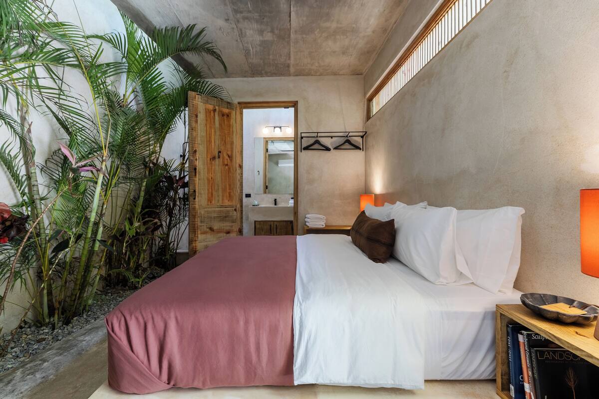 أغطية فراش متميزة وخزنة داخل الغرفة ومساحة عمل للكمبيوتر المحمول