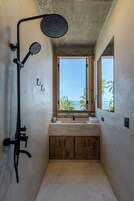Suite Superior, patio, pemandangan samudra | Kamar mandi | Shower, pengering rambut, handuk, dan sabun