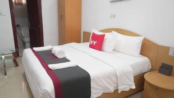 Klassieke tweepersoonskamer, balkon, uitzicht op stad | Een bureau, gratis wifi