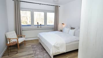 1 Schlafzimmer, Reisekinderbett, Bettwäsche