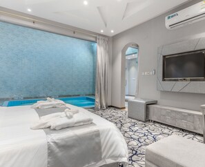 Deluxe Villa, 1 Bedroom, Non Smoking, Patio | Peti besi dalam bilik, langsir/tirai gelap terus 