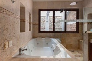 Basic Villa | Bathroom | Free toiletries, hair dryer, towels, soap - Luxury Apartment– Private Pool & Rooftop Jacuzzi (Cartagena)
