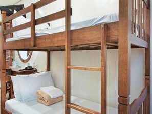 Ropa de cama de alta calidad y escritorio