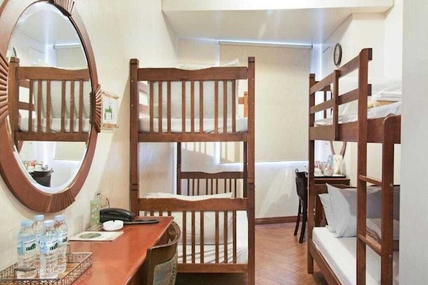 Standard Dört Kişilik Oda | Kaliteli yatak takımı, masa, dizüstü bilgisayar çalışma alanı