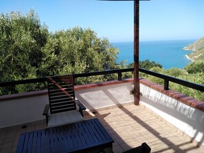A balcony with a view of the sea, a wooden bench, and a table. - VILLA CECILIA- apt. 4 Charming apartment in the heart of Cilento, southern Italy (Pisciotta)