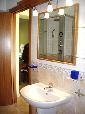 Dutxa, assecador de cabells, bidet i tovalloles