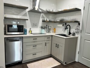 Microwave, dishwasher - Cozy East Lake Carriage House - Close To Everything (Atlanta)