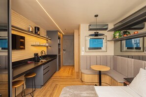 Studio – classic, byutsikt | Minibar, skrivebord for bærbar PC og wi-fi (inkludert)