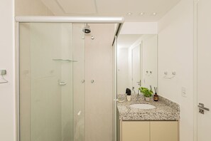 Estudio Deluxe, vistas a la ciudad | Baño | Ducha, secador de pelo, toallas y jabón