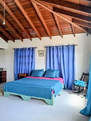 3 habitaciones, escritorio y tabla de planchar con plancha
