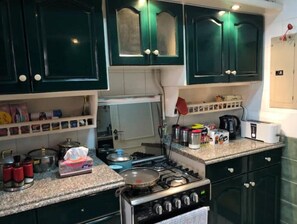 Fridge, microwave, oven, toaster - In Dreamland Classy, Sunny, Quiet and very Safe (Cairo)