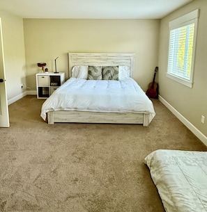 3 habitaciones, tabla de planchar con plancha y cuna de viaje 