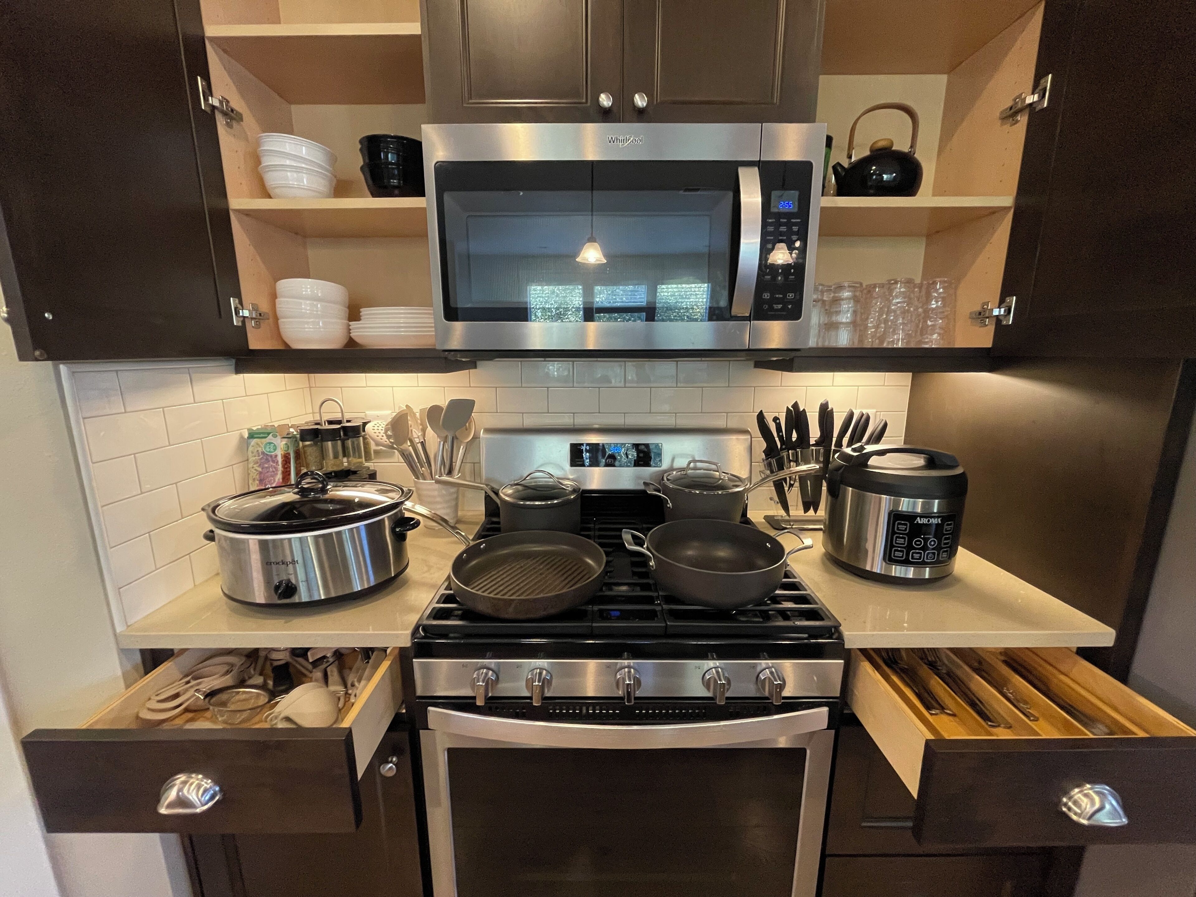 Réfrigérateur, micro-ondes, four, plaque de cuisson