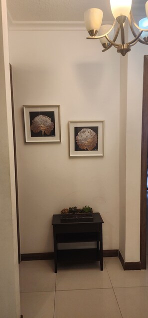 Interior - 2-bedroom apartment in delightful Kingston with WiFi, fitness room, AC (Kingston)