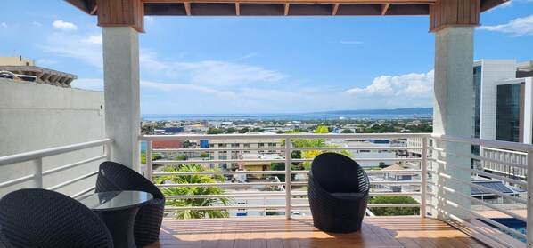 Property grounds - 2-bedroom apartment in delightful Kingston with WiFi, fitness room, AC (Kingston)