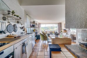 Kjøleskap, mikrobølgeovn, ovn og oppvaskmaskin