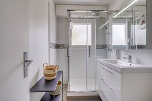 Dusche, Haartrockner, Handtücher