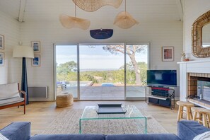 Fernseher, Kamin, Bücher