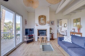 Fernseher, Kamin, Bücher