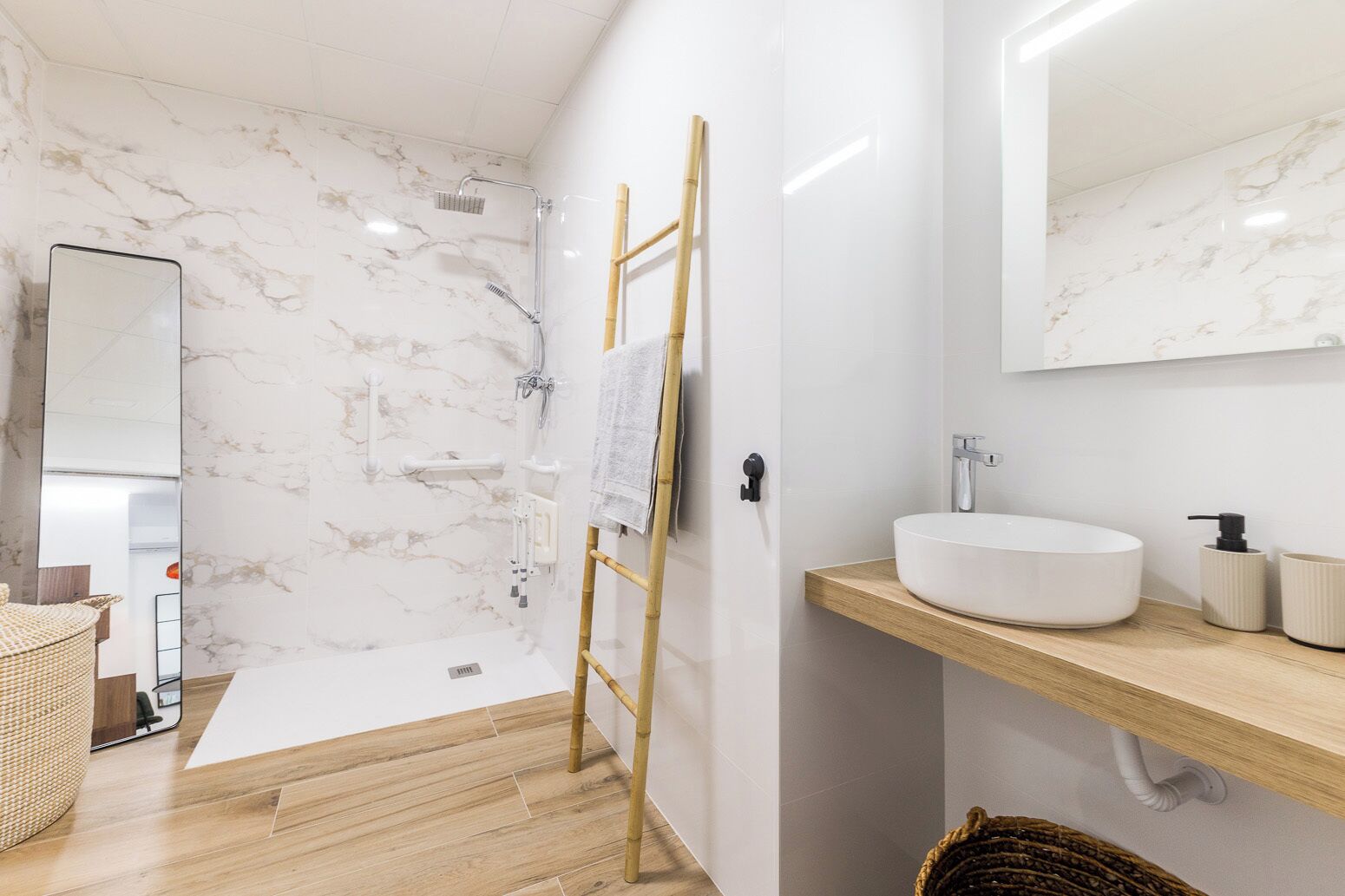 Douche, sèche-cheveux, bidet, serviettes fournies