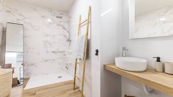 Douche, sĂšche-cheveux, bidet, serviettes fournies