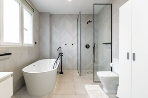 Dusche, Haartrockner, Bidet, Handtücher
