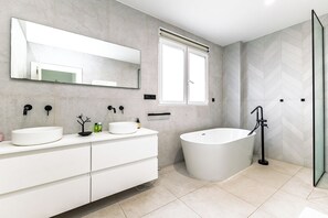 Dusche, Haartrockner, Bidet, Handtücher