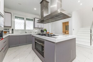 Jääkaappi, mikroaaltouuni, uuni, liesi