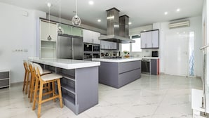 Coffee/tea maker, fridge, microwave, oven - Family Home 9 Pax Smart TV Central Beach Coffee AC (Valencia)