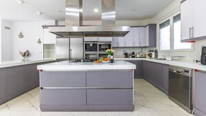 Coffee/tea maker, fridge, microwave, oven - Family Home 9 Pax Smart TV Central Beach Coffee AC (Valencia)